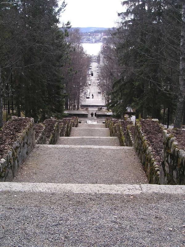 Foto: Schody k jezeru-zaj�mav� pohled z parku a� k jezeru ve finsk�m m�st� Jyv�skyl�