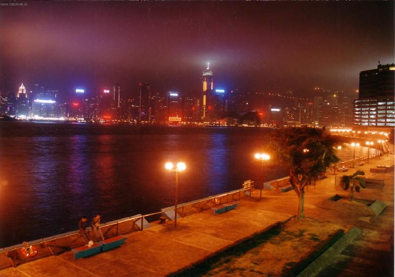 Foto: Noc na b�ehu Hongkongu