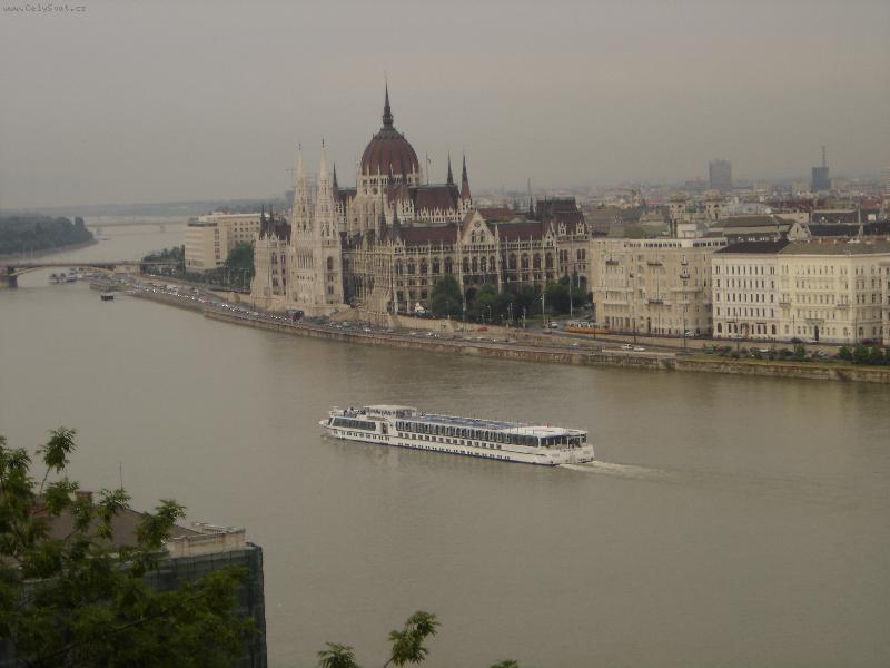 Foto: budapestsky parlament-pohled z hradu