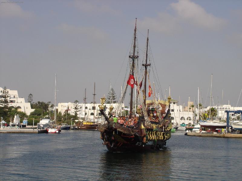 Foto: p��stav Port el Kantaoui-pir�tsk� lo�