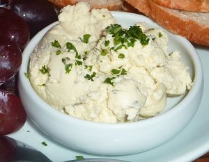 Recept online: Budape��sk� pomaz�nka: Pomaz�nka z tvarohu, smetany, cibule a papriky pod�van� jako p�edkrm s kousky tmav�ho chleba