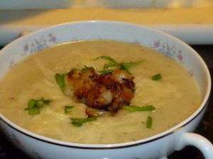 Recept online: Cibulov� pol�vka se s�rem: Netradi�n�  cibula�ka s delik�tn� s�rovou chut� zjemn�n� smetanou 