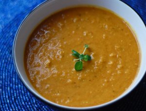 Recept online: �o�kov� pol�vka s kokosov�m ml�kem: V��ivn� pol�vka z �erven� �o�ky, ko�en� a kokosov�ho ml�ka