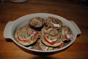 Recept online: Crumble z raj�at a lilku: Sm�s raj�at a lilku zape�en� s ko�en�m, bylinkami a drobenkou z o�ech�