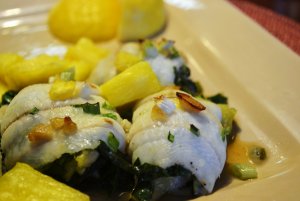 Recept online: Fil� s p�rkem a ananasem: Ope�en� kousky ryb�ho fil� s ananasem, p�rkem, raj�aty, oko�en�n� s�jovou om��kou a chilli