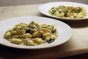 Recept online: Gnocchetti se s�rovou om��kou: Italsk� gnocchi s om��kou ze t�� druh� s�r�
