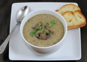 Recept online: Houbov� pol�vka s b�l�m v�nem: Houbov� pol�vka s b�l�m v�nem ,�esnekem, cibul� a bylinkami