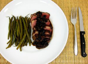 Recept online: Kachn� prsa s brusinkami: Osma�en� kachn� prs��ka v om��ce z brusinek, v�varu a sherry