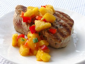Recept online: Kr�t� maso s ananasem: Kr�t� kousky zape�en� se s�rovo-ananasovou om��kou a strouhankou