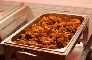 Recept online: Ku�ec� nudli�ky v d��ov� om��ce: Sma�en� ku�ec� kousky v pikantn� om��ce s chilli, d��ov�mi sem�nky, z�zvorem, bazalkou a sherry