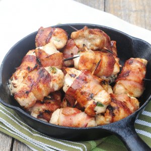 Recept online: Ku�ec� prsa se slaninou: Ku�ec� prs��ka pot�en� ho��ic� a pe�en� v pl�tc�ch slaniny