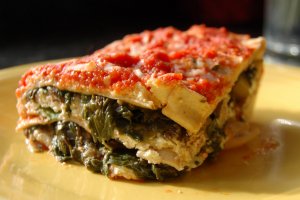 Recept online: Lasagne se �pen�tem a rukolou: Zape�en� lasagne s vrstvami z ochucen�ho �pen�tu, rukoly, raj�at a dvou druh� s�r�