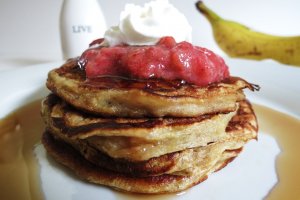 Recept online: L�vane�ky: M�kk� lehk� l�vane�ky op�kan� dozlatova pod�van� s roz�lehan�m tvarohem a ovocem