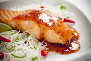 Recept online: Losos na z�zvoru: Losos s pikantn� marin�dou du�en� v p��e