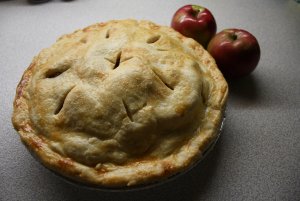 Recept online: N�kyp s jablky v pi�kotov�m t�st�: Ochucen� pl�tky jablek pe�en� s nad�chan�m pi�kotov�m t�stem