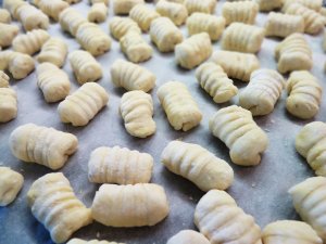 Recept online: Noky ve vanilkov�m kr�mu: Sn�hov� no�ky s vanilkov�m kr�mem a mandlemi