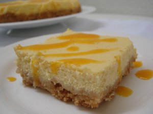 Recept online: Ovocn� tvarohov� kol�� s kokosem: Kol�� s kokosov�m z�kladem a kr�mem z tvarohu, �elatiny, �leha�ky a manga, zdoben� kiwi a ananasem