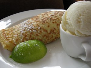 Recept online: Pala�inky se zmrzlinou a jablky: Pala�inky s pl�tky jablek, karamelem a vanilkovou zmrzlinou