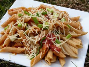 Recept online: Penne s arty�oky a mortadellou: Klasick� italsk� t�stoviny se zeleninou, arty�oky, kapari,mortadellou, ko�en�m a z�livkou