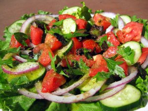 Recept online: Rajsk� sal�t na �eck� zp�sob: Raj�ata, okurka,s�r feta a olivy - ochuceno olivov�m olejem, citronovou ���vou a oreganem