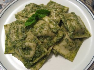 Recept online: Ravioly na �eck� zp�sob: Zape�en� ravioly s lilkem, paprikou, raj�atov�m protlakem  a s�rem feta