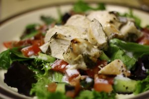 Recept online: �eck� ku�ec� sal�t: Letn� sal�t z ku�ec�ho masa se smetanou a jogurtem v�razn� ochucen� bylinkami a mladou cibulkou