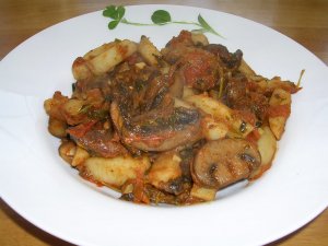 Recept online: Restovan� brambory se slaninou a �ampi�ny: Rychl� a v��ivn� - restovan� brambory s �ampiony,slaninou, s�rem ,vejci a smetanou