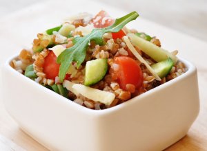 Recept online: Sal�t Maroko: Zdrav� a lehk� sal�t z ochucen�ho bulguru, letn� zeleniny a bylinek
