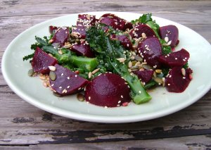 Recept online: Sal�t z �erven� �epy: Zdrav� lehk� sal�t z  va�en� �erven� �epy s cibul� , �esnekem a citronovou ���vu pod�van� tepl� �i zastudena