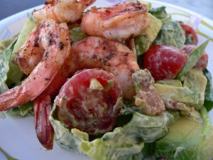 Recept online: Sal�t z krevet: Lehk� sal�t z krevet, avok�da, raj�at, limetky a cibule