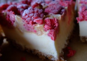 Recept online: Slavnostn� dezert s p�ekvapen�m: Zmrzlina ukryt� v pi�kotu, s  malinami a zape�en�m sn�hem
