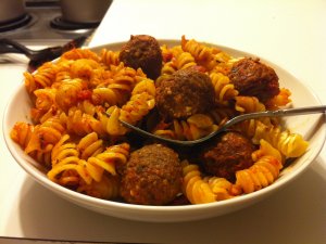 Recept online: T�stoviny s masov�mi knedl��ky: T�stoviny  s rajskou om��kou a masov�mi knedl��ky s bazalkou a  parmez�nem