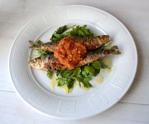 Recept online: Treska s an�ovi�kami: Zape�en� steaky z tresky s an�ovi�kami, fenyklem a petr�elovou nat�