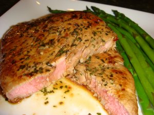 Recept online: Tu��k na tymi�nu: Tu��kov� filety v om��ce z cibule, raj�at a �esneku ko�en�n� tymi�nem a rozmar�nem