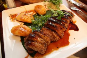 Recept online: Vep�ov� medailonky na pivu: Medailonky z vepov�ho masa sma�en�  na pivu sypan� �alotkou se sladk�mi bramborami