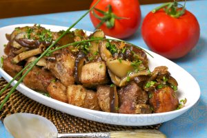 Recept online: Vep�ov� na paprice: Vep�ov� pl�tky du�en� se �ampiony, cibul�, papikou a smetanou