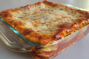 Recept online: Zape�en� lasagne s houbovou om��kou: Zape�en� lasagne s raj�aty, houbovou om��kou,�pen�tem, �edarem a be�amelem