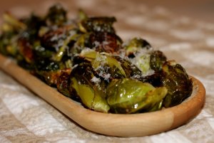 Recept online: Zap�kan� r��i�kov� kapusta: Kapusti�ky  zap�kan� se �unkou, ko�en�m a s�rovo-smetanovou om��kou