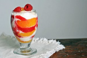 Recept online: Zmrzlinov� poh�r s broskvemi a malinovou om��kou: Broskve a maliny s vanilkovou zmrzlinou v malinov� om��ce